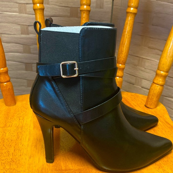 Allegra K Shoes - Allegra K 6 NWOB BLACK faux leather 3.5” stiletto heel GOLD HARDWARE Ank…